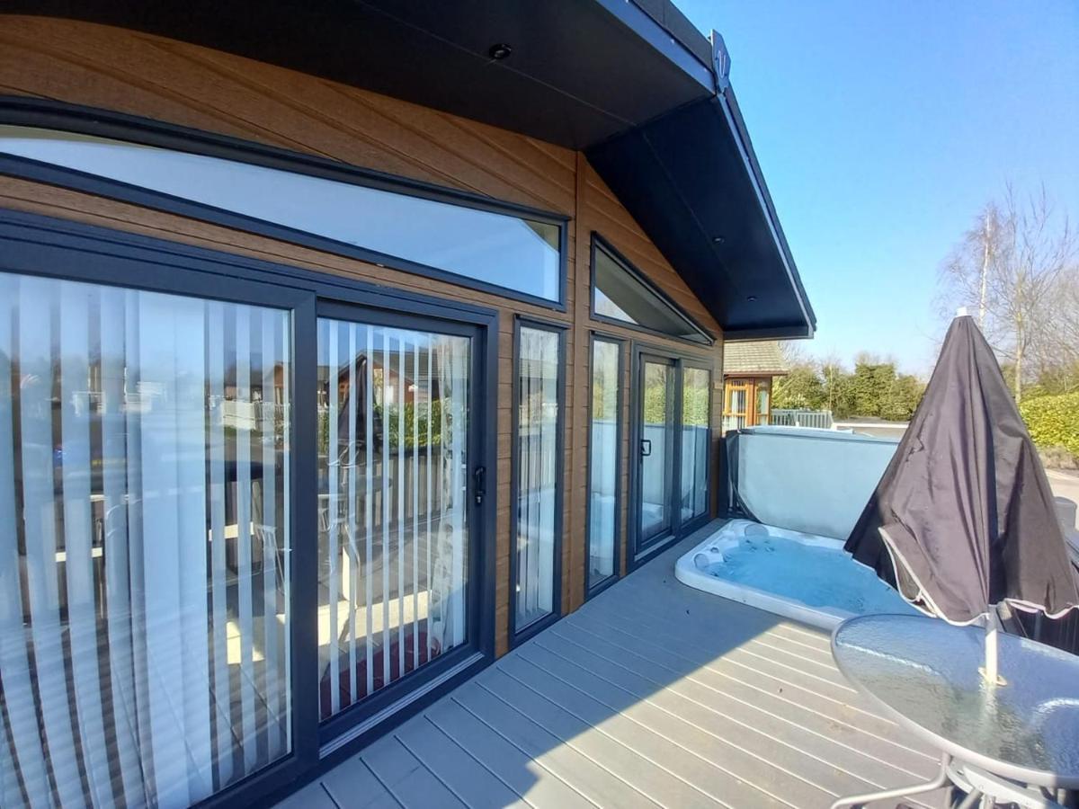 Penny Lodge With Hot Tub Malton Exterior foto